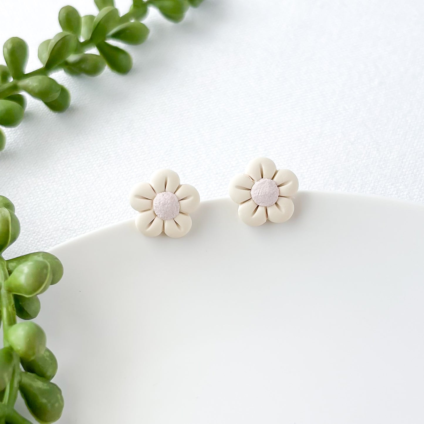 Dainty Daisy Stud In Yellow