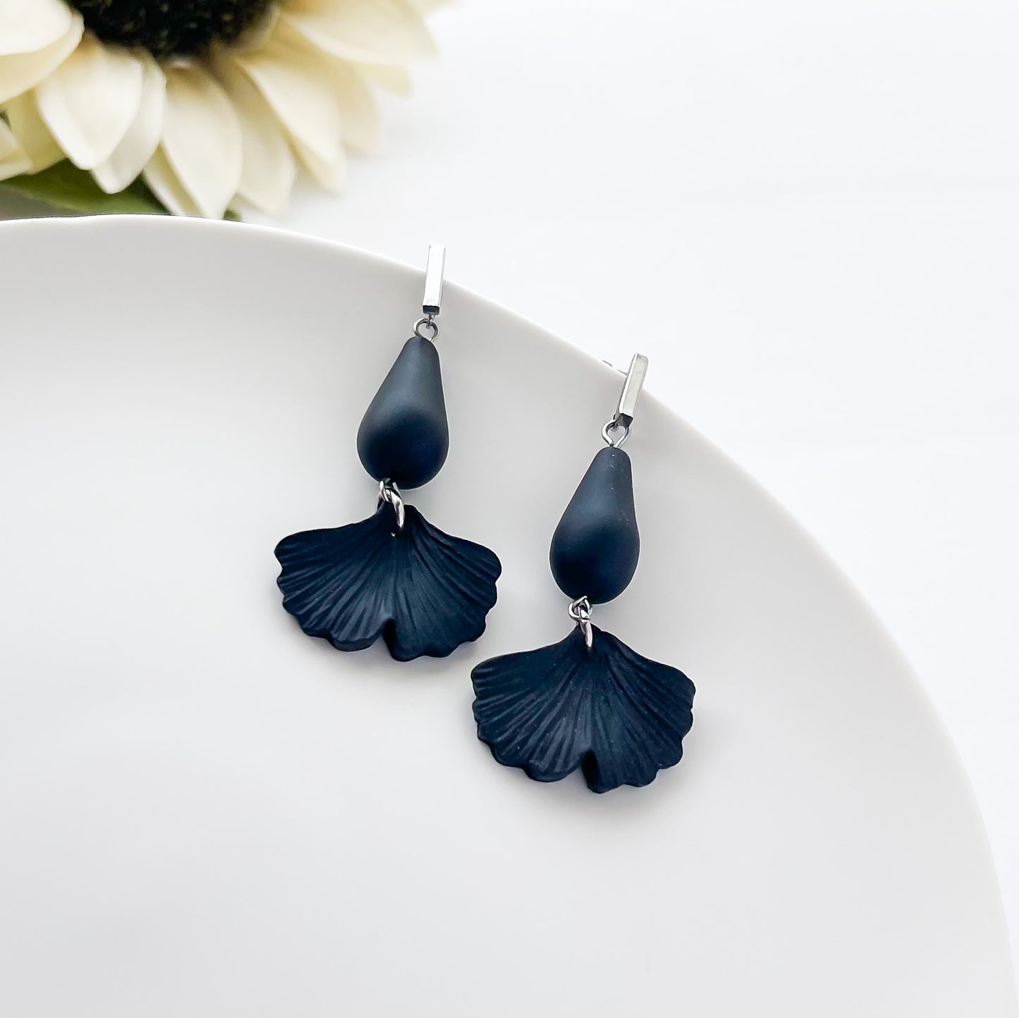 Elegant Black Ginkgo leaf dangle earrings